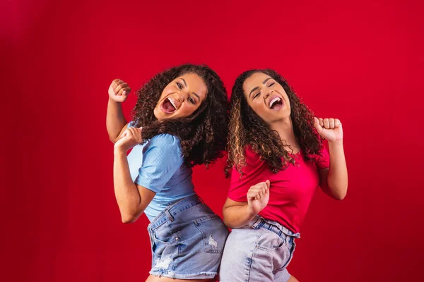 Porträt Glücklicher Junger Afro Freundinnen Die Auf Rotem Hintergrund Tanzen — Stockfoto