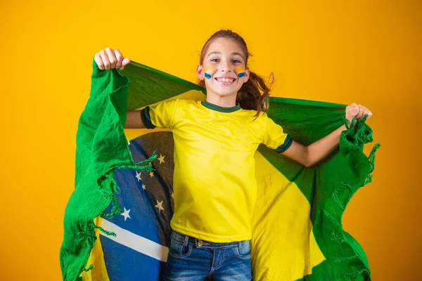 足球的支持者 巴西队 美丽的小女孩在黄色的背景上为她的球队欢呼 — 图库照片