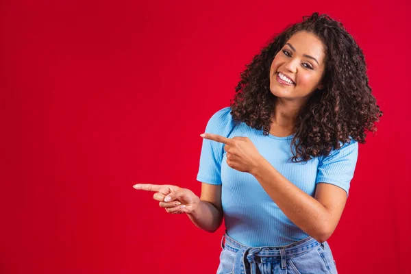 Cheerful Afro Woman Points Away Copy Space Discusses Amazing Promo — Stock Photo, Image