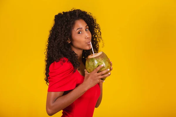 Frau Trinkt Kokoswasser — Stockfoto