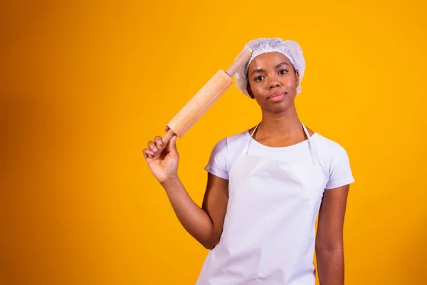 Jovem Menina Pizza Fabricante Fundo Amarelo Segurando Rolo Pin — Fotografia de Stock
