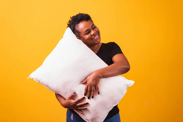 Mulher Madura Afro Com Travesseiro Fundo Amarelo Com Espaço Para — Fotografia de Stock