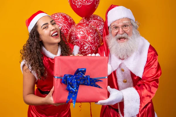 Αληθινός Άγιος Βασίλης Τον Βοηθό Του Κρατάει Χριστουγεννιάτικο Δώρο Του — Φωτογραφία Αρχείου