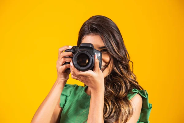 Νεαρή Κοπέλα Που Κρατά Μια Φωτογραφική Μηχανή Κίτρινο Φόντο Γυναίκα — Φωτογραφία Αρχείου