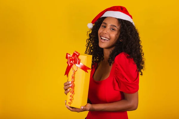 Ung Afro Flicka Som Håller Uttrycksfull Julklapp — Stockfoto