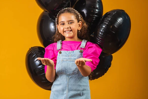 Χαμογελαστό Κοριτσάκι Μαύρα Μπαλόνια Μαύρη Παρασκευή Φεστιβάλ Χαμηλής Τιμής — Φωτογραφία Αρχείου