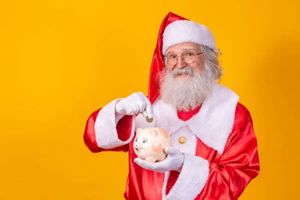 Święty Mikołaj Wkładający Monetę Ceramicznej Świnki Koncepcja Oszczędności Koniec Roku — Zdjęcie stockowe