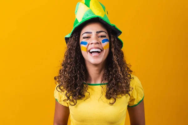 ブラジルの支持者 サッカーやサッカーの試合で祝うブラジルの女性ファンは コピースペースで黄色の背景に一致します ブラジル色 — ストック写真
