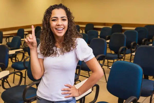 Sınıfta Mesaj Atmak Için Yeri Olan Mutlu Genç Kız Öğrenci — Stok fotoğraf