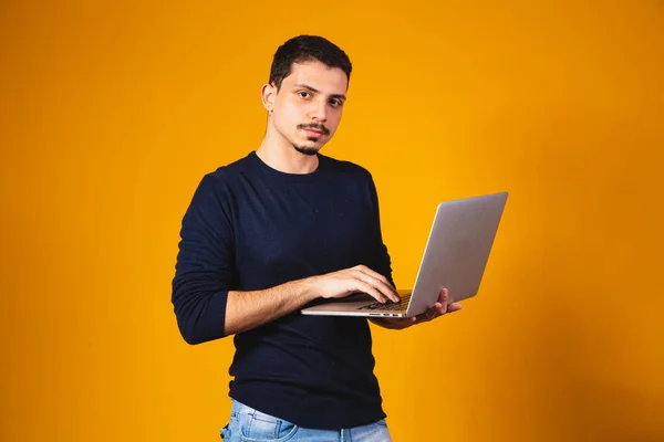 Portret Van Jongen Met Laptop Werkend Handen Geïsoleerd Gele Achtergrond — Stockfoto