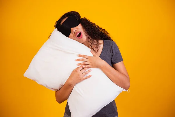 Foto Una Ragazza Afro Abbracciando Cuscino Sfondo Giallo Primo Piano — Foto Stock