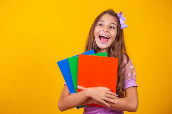 Schöne Lächelnde Mädchen Mit Büchern Auf Dem Schulweg Nahaufnahme Porträt — Stockfoto