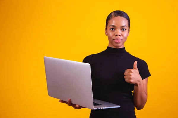 Афро Бизнесвумен Работающая Онлайн Ноутбуком — стоковое фото