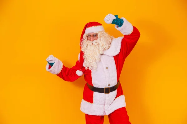 Święty Mikołaj Świętuje Zwycięstwo Żółtym Tle — Zdjęcie stockowe