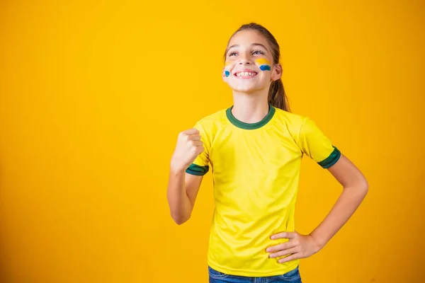 Schönes Kleines Mädchen Das Für Sein Team Auf Gelbem Hintergrund — Stockfoto