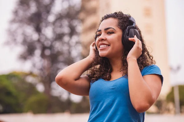 Mujer Afro Feliz Escuchando Música Sus Auriculares — Foto de Stock