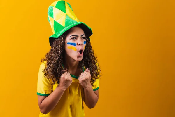 Βραζιλιάνος Θαυμαστής Βραζιλιάνος Οπαδός Γιορτάζει Ποδόσφαιρο Ποδόσφαιρο Παιχνίδι Κίτρινο Φόντο — Φωτογραφία Αρχείου
