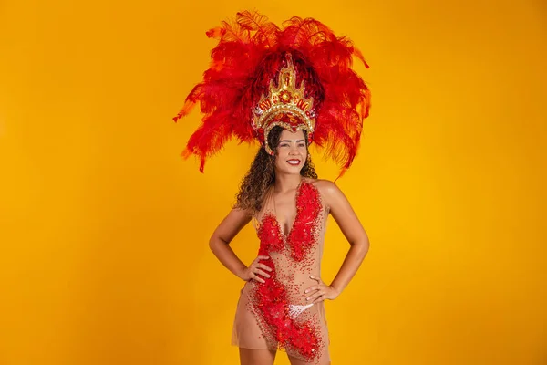 Donna Afro Brasiliana Posa Costume Samba Sfondo Giallo Con Spazio — Foto Stock