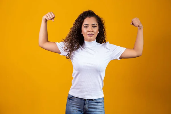 强壮的女人露出手臂肌肉 强烈的概念 — 图库照片