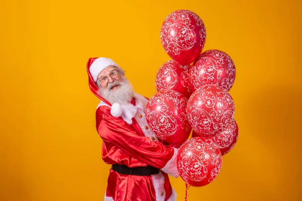 Weihnachtsmann Auf Gelbem Hintergrund Mit Roten Luftballons — Stockfoto