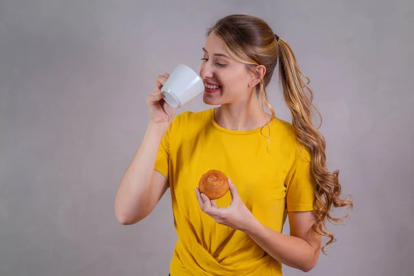 Genç Beyaz Kadın Öğleden Sonra Çayını Içiyor Donut Yiyor — Stok fotoğraf