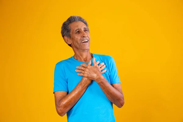 Äldre Afro Man Med Hand Bröstet Tacksamt — Stockfoto