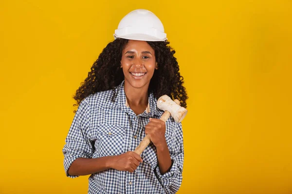 Vrouwelijke Ingenieur Met Een Voorhamer — Stockfoto