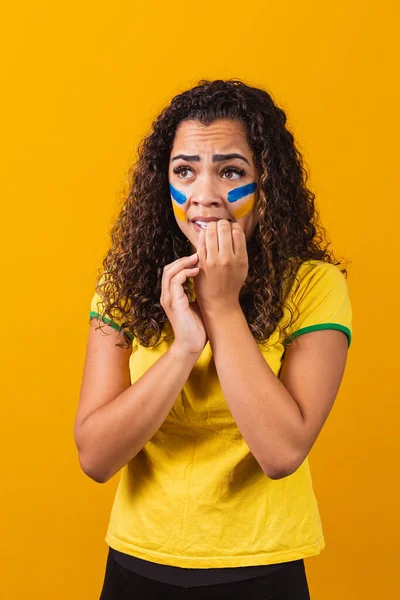 Fan Brasiliano Eccitato Nervoso Gioco Uno Sfondo Giallo — Foto Stock