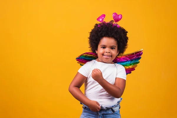 Schattig Afro Meisje Gekleed Kleurrijke Outfit Gele Achtergrond Kinderdag Afro — Stockfoto