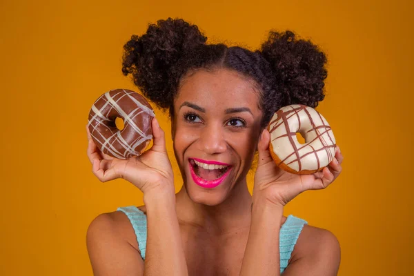 有甜甜圈的年轻非洲女人 — 图库照片