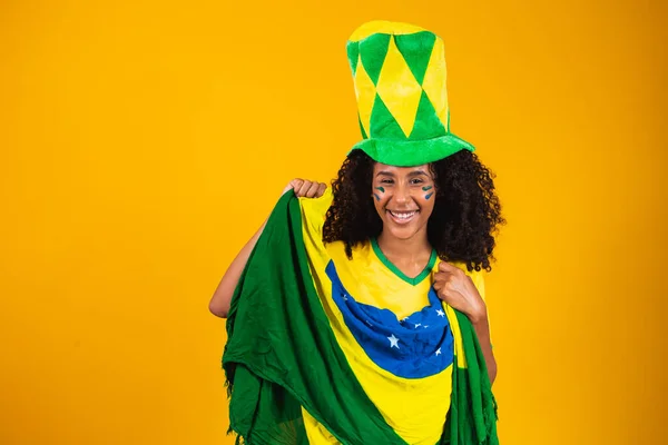 ブラジルの支持者 サッカーやサッカーの試合で祝うブラジルの女性ファンは黄色の背景に一致します ブラジル色 — ストック写真