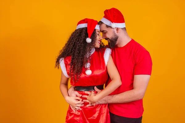 Smiling Valentine Couple Christmas Outfit Holding Each Other Isolated Yellow — Stock Photo, Image