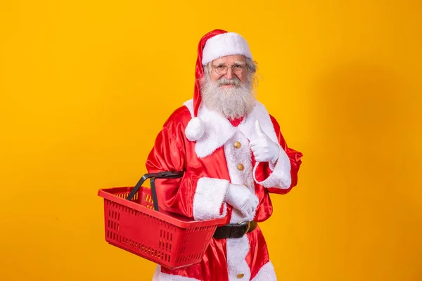 圣诞老人拿着一只空购物篮 微笑着看着相机 — 图库照片