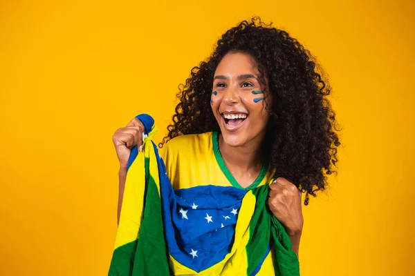 Афро Дівчина Вітає Улюблену Бразильську Команду Тримаючи Національний Прапор Жовтому — стокове фото