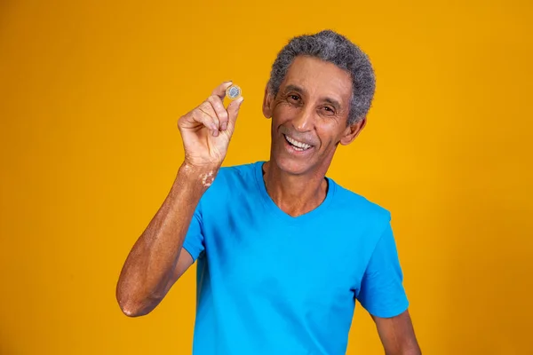 Starszy Mężczyzna Trzyma Ręku Brazylijską Prawdziwą Monetę — Zdjęcie stockowe