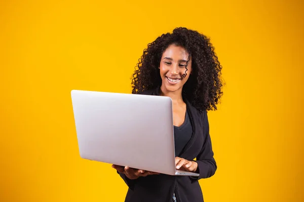 Genç Afro Kadın Dizüstü Bilgisayar Kullanıyor — Stok fotoğraf