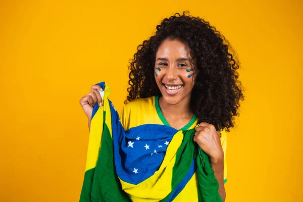 非洲女孩为最受欢迎的巴西队欢呼 带着黄色背景的国旗 — 图库照片