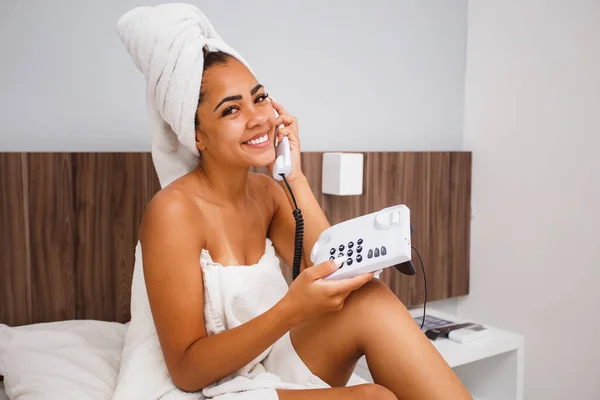 Donna Afro Asciugamano Chiamando Telefono Camera Albergo — Foto Stock