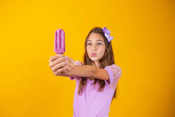 Little Girl Eating Colorful Frozen Popsicle Summer Girl Holding Popsicle — Stock Photo, Image