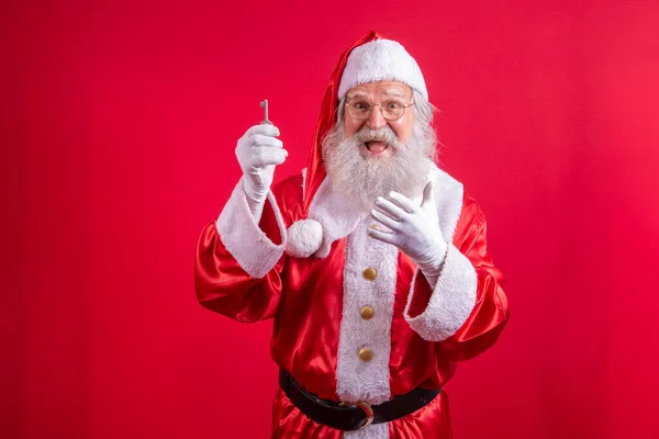 Weihnachtsmann Hält Schlüssel Für Neues Haus Oder Wohnung Auf Rotem — Stockfoto