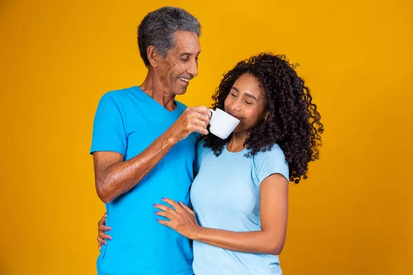 Pai Com Uma Xícara Café Passando Perto Nariz Sua Filha — Fotografia de Stock