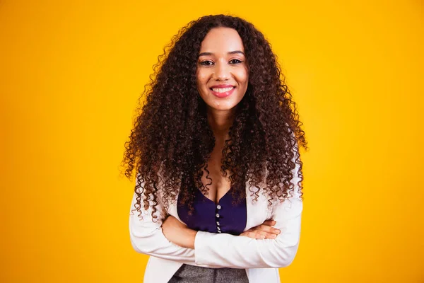 Kollarını Kavuşturup Kameraya Gülümseyen Genç Afro Kadını — Stok fotoğraf