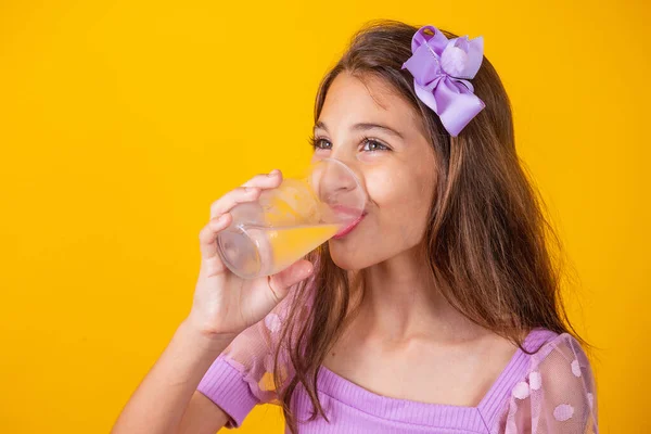 Hermosa Niña Sana Bebiendo Vaso Agua — Foto de Stock