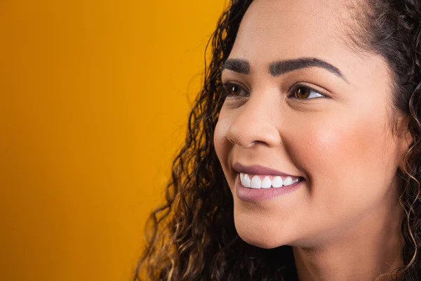 Close Afro Vrouw Gezicht Glimlachend Gele Achtergrond Met Vrije Ruimte — Stockfoto