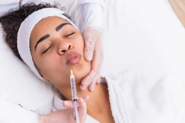Läppförstoring Vackra Unga Kvinnans Mun Mottar Hyaluronsyra Injektion Närbild Kosmetolog — Stockfoto