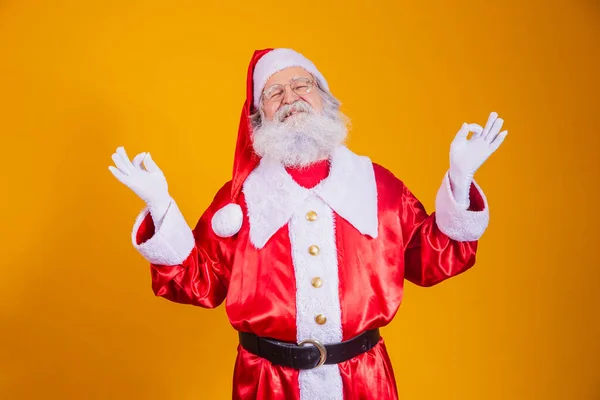 Jultomten Mediterar Gul Bakgrund Zen Santa Söker Andlig Frid — Stockfoto