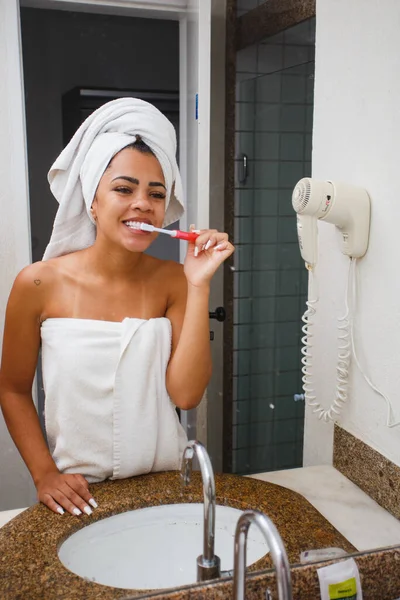 Afro Kadın Banyoda Dişlerini Fırçalıyor — Stok fotoğraf