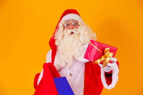Prawdziwy Święty Mikołaj Żółtym Tle Torba Gospodarstwa Różnych Prezentów Świątecznych — Zdjęcie stockowe