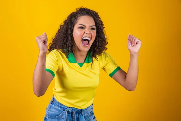 Brezilya Taraftarı Brezilyalı Kıvırcık Saçlı Kadın Fanatik Futbolu Sarı Arka — Stok fotoğraf