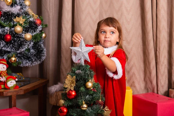 Kavkazské Dítě Uspořádat Zdobí Vánoční Stromeček Zábavné Veselé Vánoční Sváteční — Stock fotografie